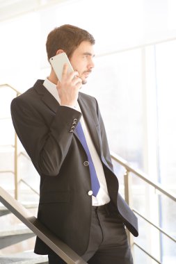 Mobil telefonda konuşurken takım elbiseli adam