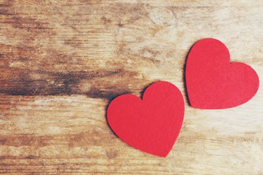 Kırmızı kalpler keçe   