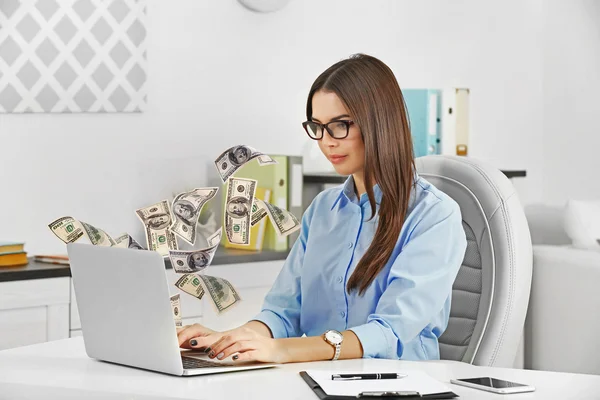 Femme travaillant au bureau moderne — Photo