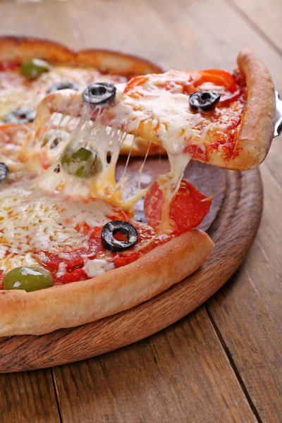 Pizza mit Käse an Bord — Stockfoto