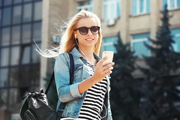 Woman listening to music outdoors — Stock Photo, Image