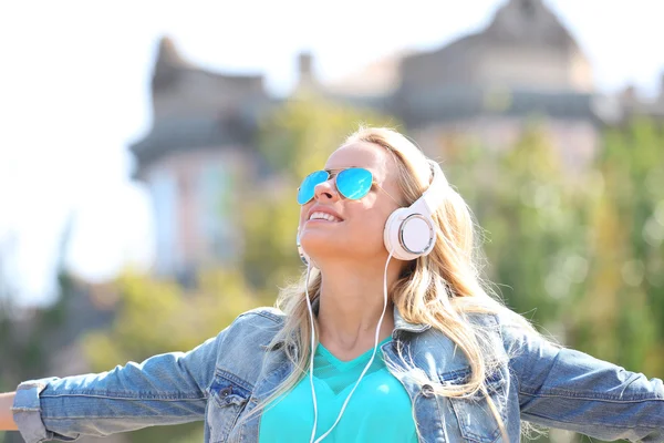Kobieta słuchająca muzyki na świeżym powietrzu — Zdjęcie stockowe