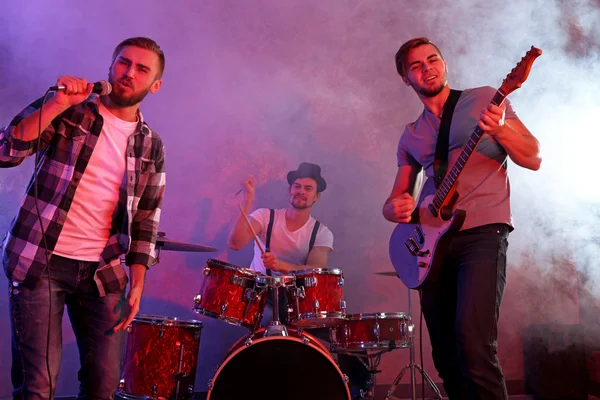 Músicos tocando instrumentos musicales y cantando —  Fotos de Stock