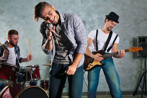 Músicos tocando instrumentos musicales y cantando — Foto de Stock