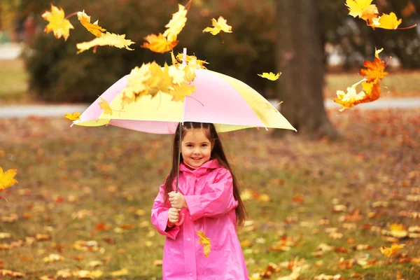 Bambina con ombrellone nel parco — Foto Stock