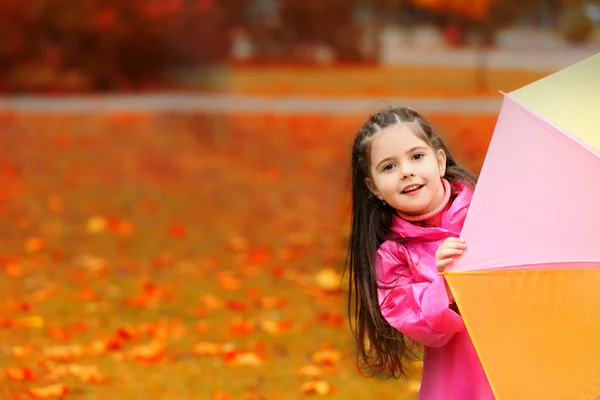 Bambina con ombrellone nel parco — Foto Stock