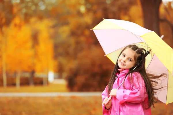 伞在公园的小女孩 — 图库照片