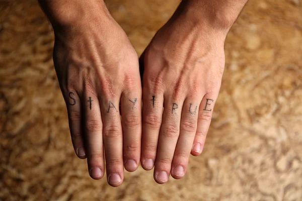 Tattoo inscriptions on male fingers — Stock Photo, Image