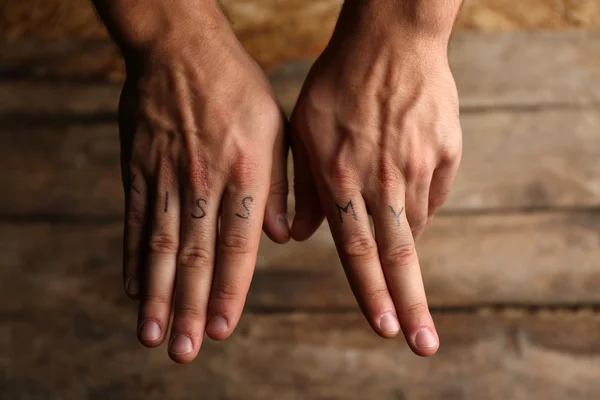 Tetování nápisy na mužské prsty — Stock fotografie