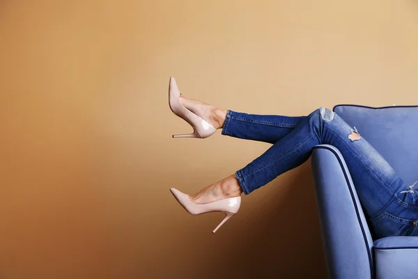 De benen van de vrouw in de stijlvolle schoenen — Stockfoto