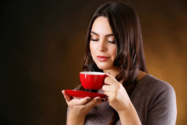 Mooie vrouw met kop koffie — Stockfoto