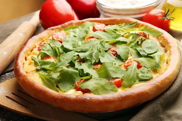 Pizza Margherita roka ve mutfak eşyaları — Stok fotoğraf