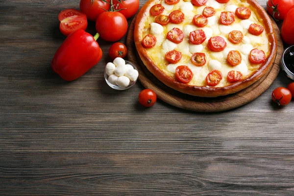 Pizza Margherita with vegetables — Stock Photo, Image