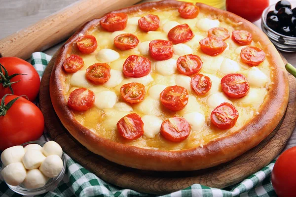 Pizza Margherita med grönsaker — Stockfoto