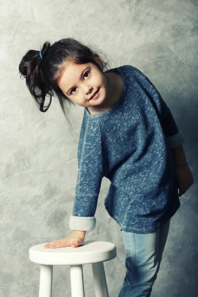 Маленькая модная девочка — стоковое фото