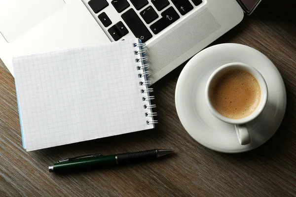 Cuaderno vacío en el teclado del ordenador portátil —  Fotos de Stock