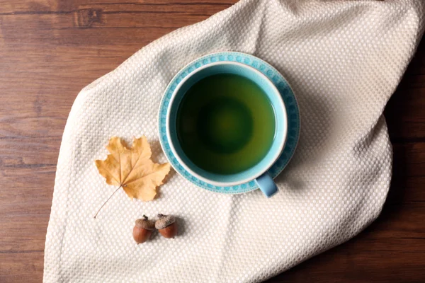 Tasse Tee mit Herbstdekor — Stockfoto