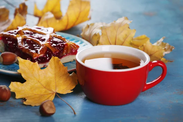 Kopje thee met herfst decor — Stockfoto