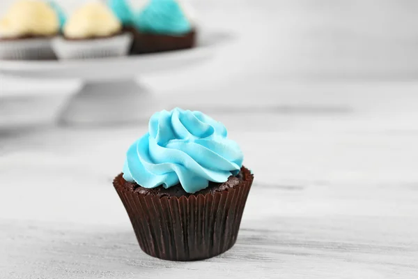 Cupcakes på träbord — Stockfoto