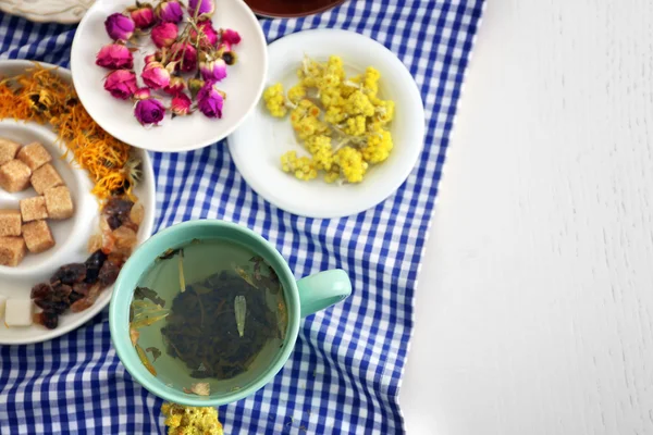 Taza de té con té seco aromático — Foto de Stock