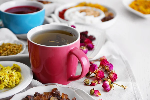 Xícara de chá com chá seco aromático — Fotografia de Stock