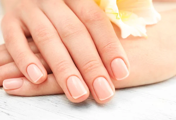 Mãos de mulher com bela manicura — Fotografia de Stock