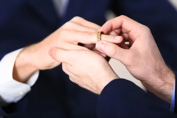 Un novio colocando el anillo en otro —  Fotos de Stock