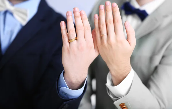 그들의 결혼 반지를 보여주는 동성애 — 스톡 사진