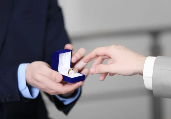 Ένας γαμπρός πρόκειται να θέσει το γαμήλιο δαχτυλίδι — Φωτογραφία Αρχείου
