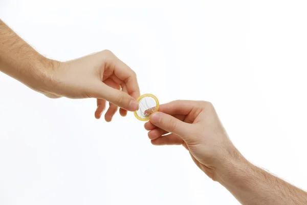 Muž dává kondom na jiného muže — Stock fotografie