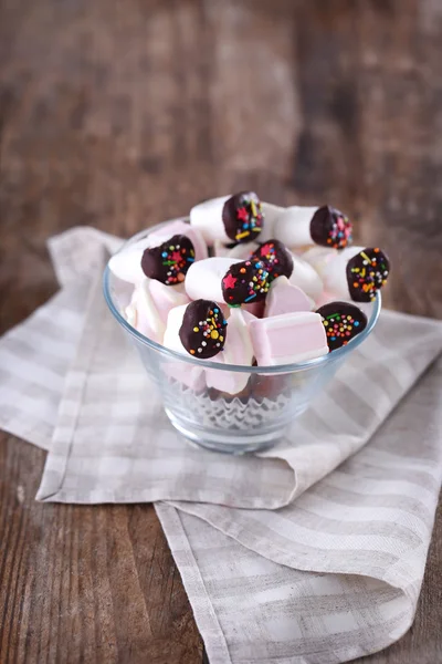 Smakelijke marshmallows met chocolade — Stockfoto