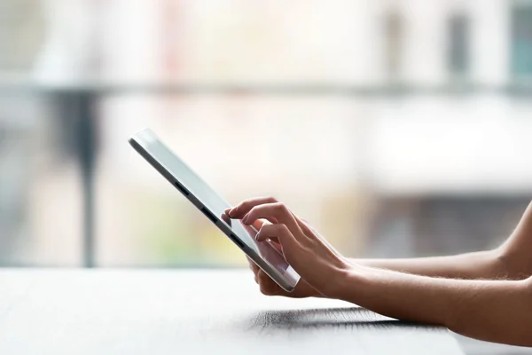 Mãos de mulher usando tablet — Fotografia de Stock