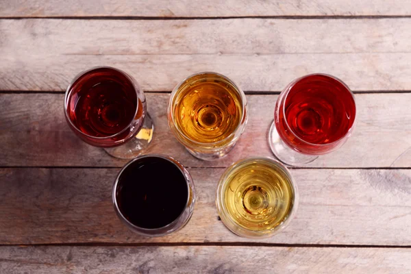 Vasos con vinos de diferentes colores — Foto de Stock