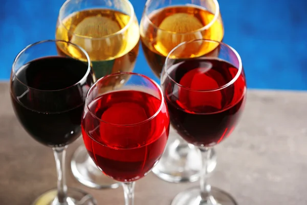 Copos com vinhos de cores diferentes — Fotografia de Stock