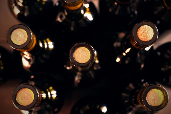 Stapels van wijnflessen — Stockfoto