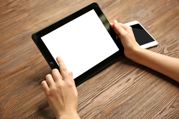 Teléfono móvil y manos femeninas usando tableta — Foto de Stock