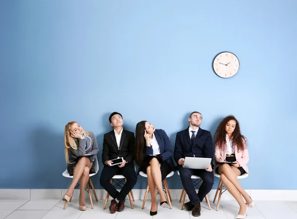 Menschen sitzen auf Stühlen — Stockfoto