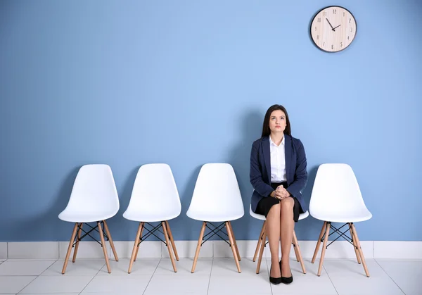 Jonge zakenvrouw zittend op stoel — Stockfoto