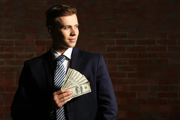 Atrakcyjny mężczyzna trzymając wentylator banknotów — Zdjęcie stockowe