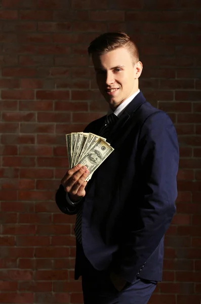 Atrakcyjny mężczyzna trzymając wentylator banknotów — Zdjęcie stockowe