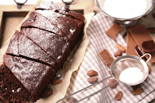 Bolo em fatias de chocolate — Fotografia de Stock