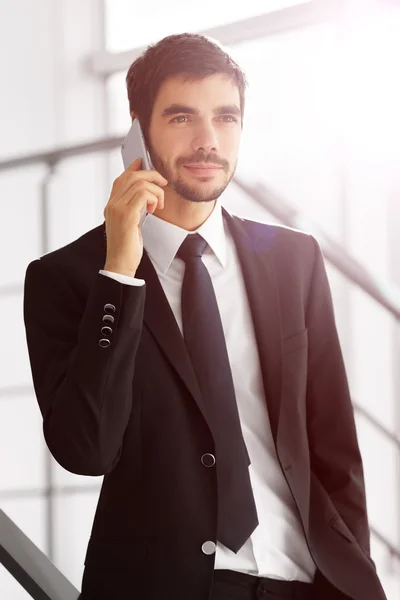 Man in suit talking on the mobile phone — Stock Photo, Image