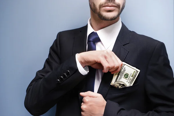 Uomo in giacca e cravatta con banconote in dollari — Foto Stock