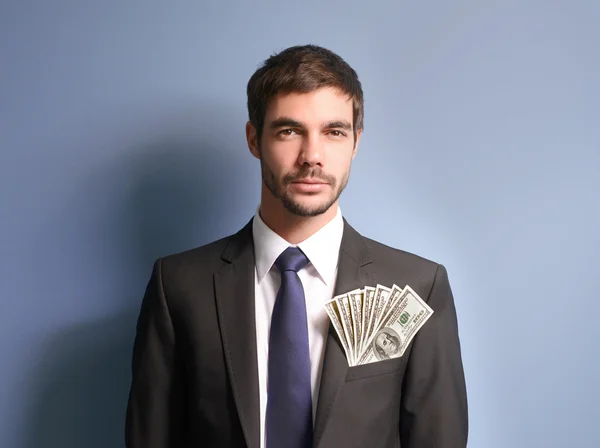 Человек в костюме с долларовыми банкнотами — стоковое фото
