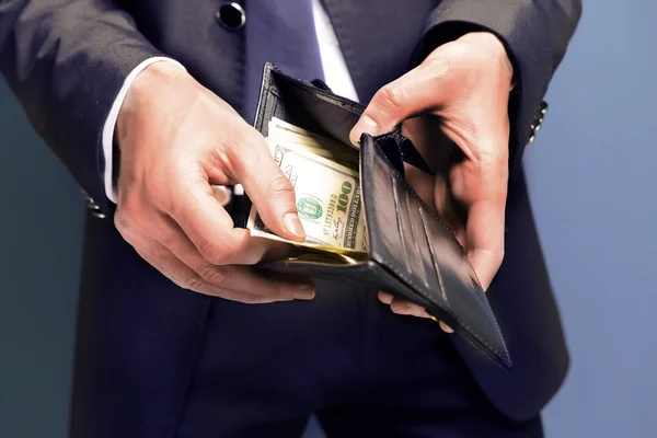 Man getting dollar banknotes out of purse — Stock Photo, Image