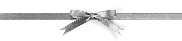 Срібна шовкова стрічка з красивим бантом — стокове фото