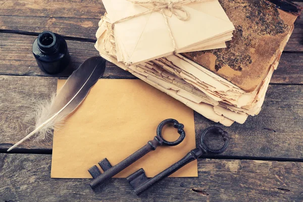 Composition des livres anciens, clés — Photo