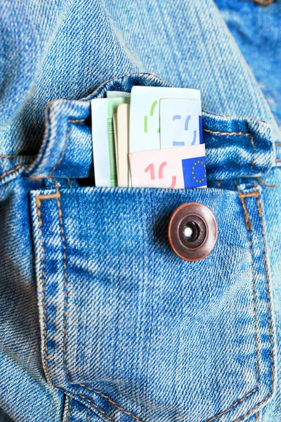 Dinheiro no bolso da jaqueta jeans — Fotografia de Stock