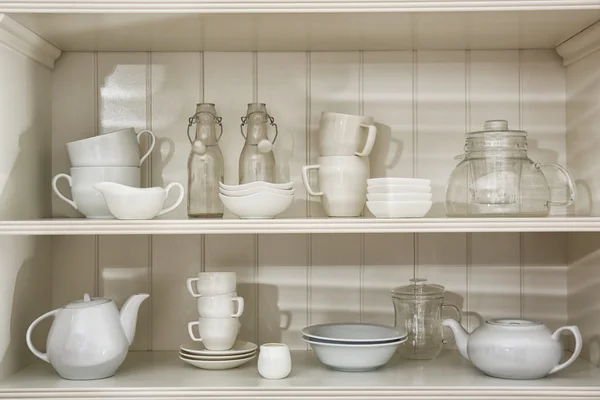 Platos en armario en la cocina — Foto de Stock