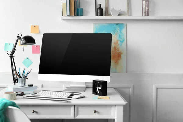 Moderne breedbeeld monitor — Stockfoto